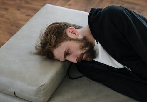 Ce se întâmplă în creierul tău când apare depresia și cum poți schimba asta?